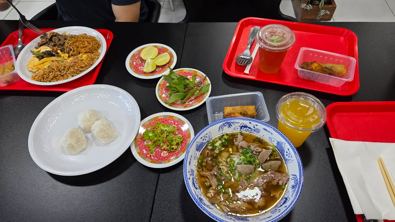 Plusieurs plats dressés sur une table